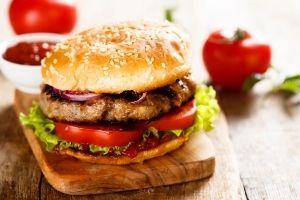 Burgeri joka on puualusella.